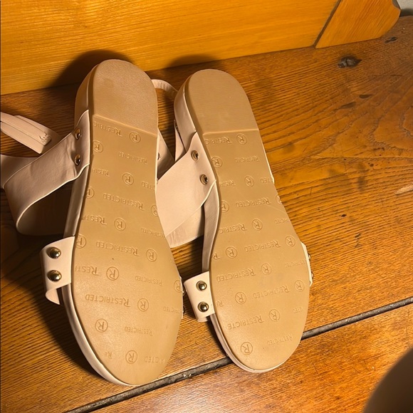 Restricted Cream Sandals Size 8 with Ankle Strap and Wide Straps NWOT - Picture 3 of 4